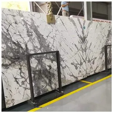 Neviditelné bílé mramorové desky