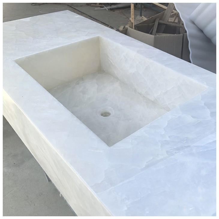 Bílé toaletní topy Cristallo Quartzite
